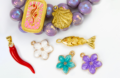 Trendige Pendants und Charms